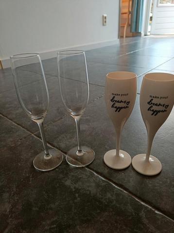 4 champagne glazen  beschikbaar voor biedingen