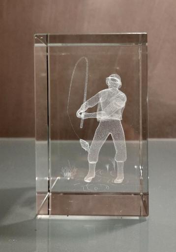 Uniek: kristallen kubus met subtiel 3D ingegraveerde visser beschikbaar voor biedingen