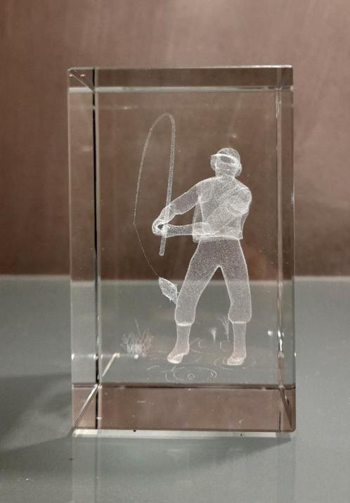 Uniek: kristallen kubus met subtiel 3D ingegraveerde visser, Antiek en Kunst, Kunst | Designobjecten, Ophalen of Verzenden
