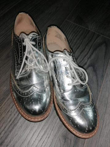 Zilverkleurige schoenen,maat 36, 1x gedragen vr  themafeest  beschikbaar voor biedingen