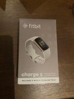Fitbit charge 5 tracker smartwatch lunar white gold, Nieuw, Android, Ophalen of Verzenden, Fitbit
