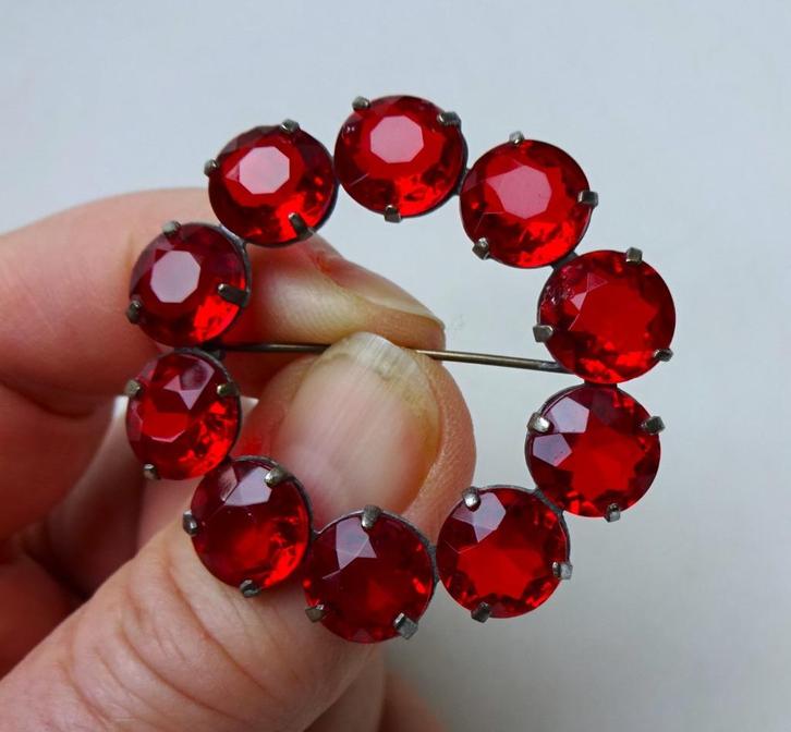 Antiek Engelse broche: rode strass stenen in kransje, Sieraden, Tassen en Uiterlijk, Antieke sieraden, Broche, Overige materialen