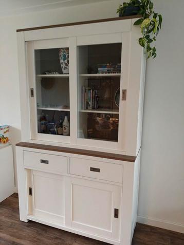 Buffetkast met schuifdeuren beschikbaar voor biedingen