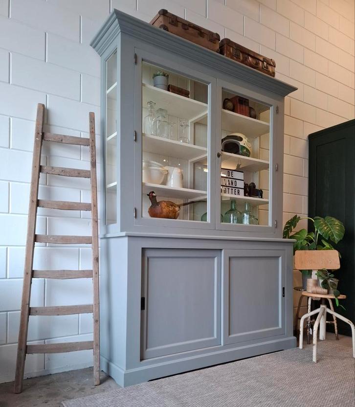 Brocante/Landelijke zacht grijze winkelkast, buffetkast, Huis en Inrichting, Kasten | Buffetkasten, Zo goed als nieuw, 200 cm of meer