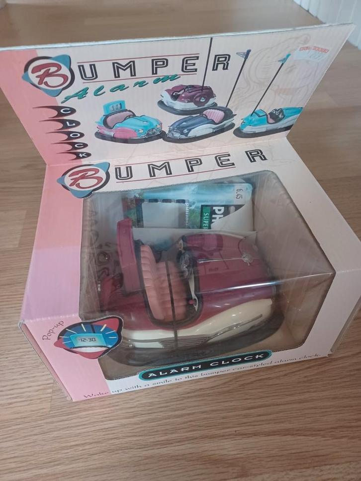 Bumper Wekker - Unieke Blikvanger!, Huis en Inrichting, Woonaccessoires | Klokken, Nieuw, Wekker of Tafelklok, Digitaal, Ophalen of Verzenden