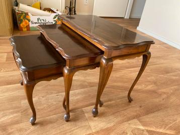 Set van 3 Queen Anne nesttafels – klassiek Engels design beschikbaar voor biedingen