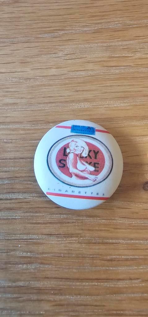Lucky Strike button, Verzamelen, Speldjes, Pins en Buttons, Zo goed als nieuw, Button, Merk, Ophalen of Verzenden