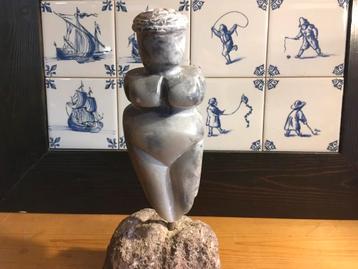 Moederbeeld, Willendorf, mineraal, steen beschikbaar voor biedingen