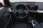 BMW iX1 eDrive20 M Sport / Panoramadak / Trekhaak / Sportsto, Elektrische stoelverstelling, Met garantie (alle), 24 min, Zwart
