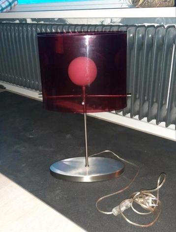 Vintage tafellamp rood/roze met mooi rood/roze licht effect  beschikbaar voor biedingen