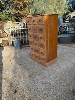 Oude houten ladekast of apothekers kast, Ophalen