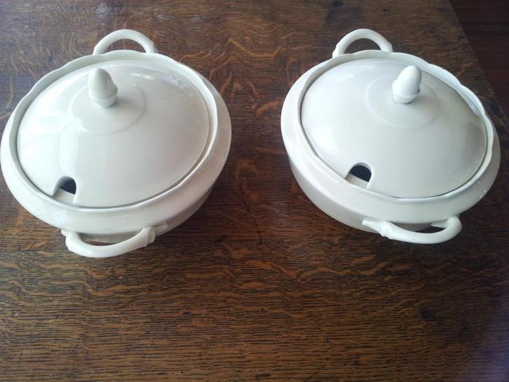 Twee crềmekleurige jaren 50 serveerschalen met deksel, Huis en Inrichting, Keuken | Servies, Zo goed als nieuw, Schaal of Schalen