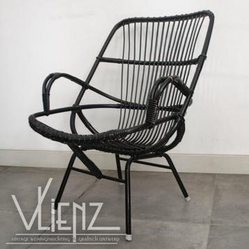 Vintage retro zwarte rotan fauteuil, stoel rattan beschikbaar voor biedingen