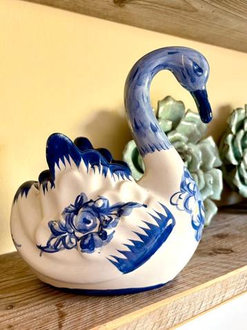 Vaas/bloempot in de vorm van zwaan met Delftsblauwe vibes beschikbaar voor biedingen