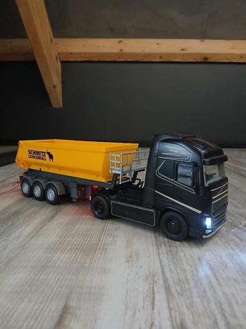 Siku control Volvo FH16 met Schmitz cargobull trailer beschikbaar voor biedingen
