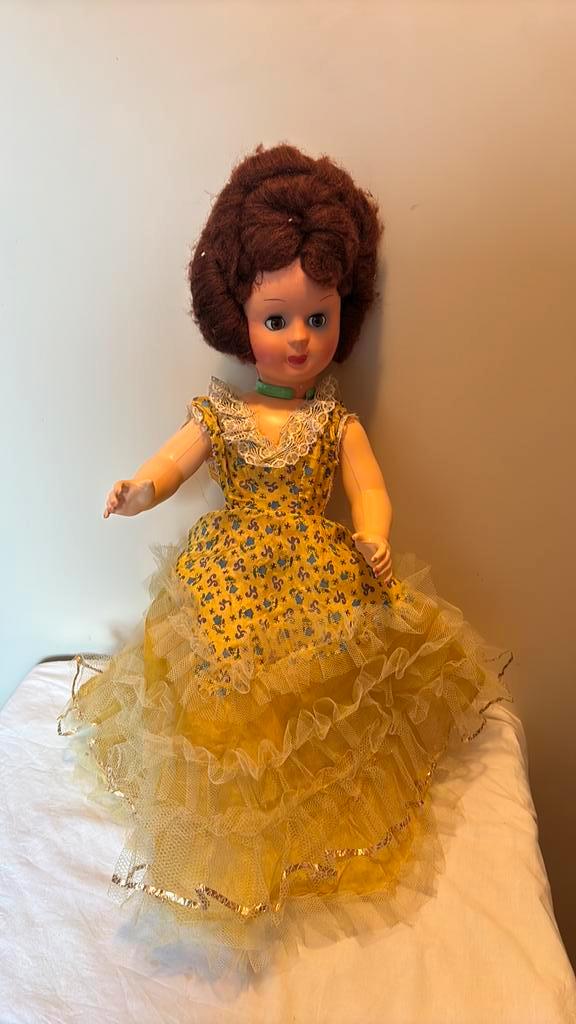 Erg oude sier pop 63 cm, Verzamelen, Poppen, Zo goed als nieuw, Pop, Ophalen of Verzenden