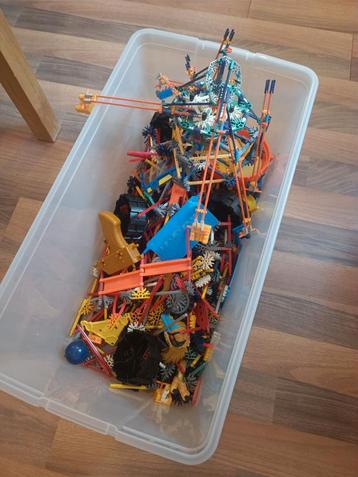 Grote bak vol K'nex beschikbaar voor biedingen