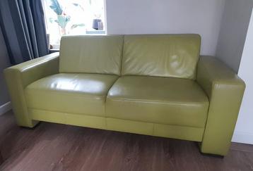 Leren bank in de kleur limegroen  beschikbaar voor biedingen