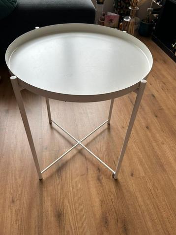 Wit dienblad tafeltje beschikbaar voor biedingen