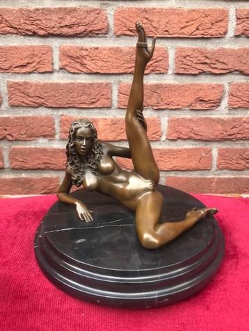 erotisch bronzen beeld, pikant liggende dame beschikbaar voor biedingen