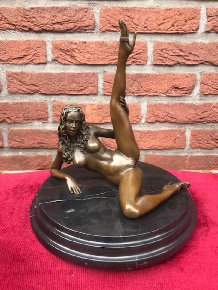 erotisch bronzen beeld, pikant liggende dame, Antiek en Kunst, Kunst | Beelden en Houtsnijwerken, Ophalen of Verzenden