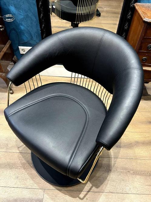 Leuke Kappersstoel Nieuwprijs: €700+ VGPR: €349, Huis en Inrichting, Stoelen, Zo goed als nieuw, Drie, Leer, Metaal, Zwart, Ophalen