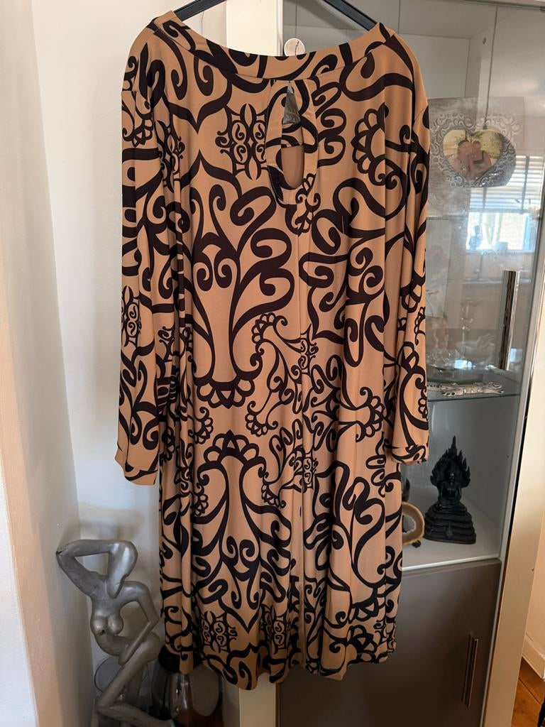 Chris Size Jurk 52/54 Beige Zwart Print Travelstof, Kleding | Dames, Grote Maten, Ophalen of Verzenden, Zo goed als nieuw, Beige