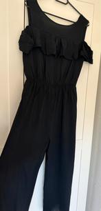 Zwarte jumpsuit met knoopsluiting, ruffels en lichte stretch, Kleding | Dames, Jumpsuits, Maat 38/40 (M), Boutiek, Zwart, Ophalen of Verzenden