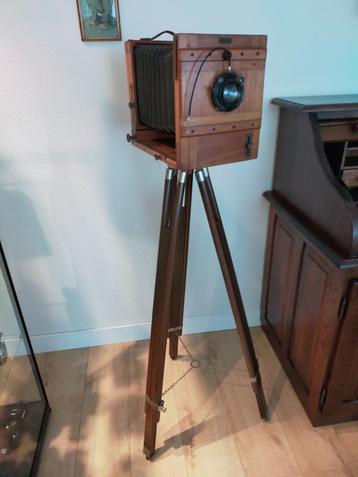 Houten balgcamera op statief beschikbaar voor biedingen