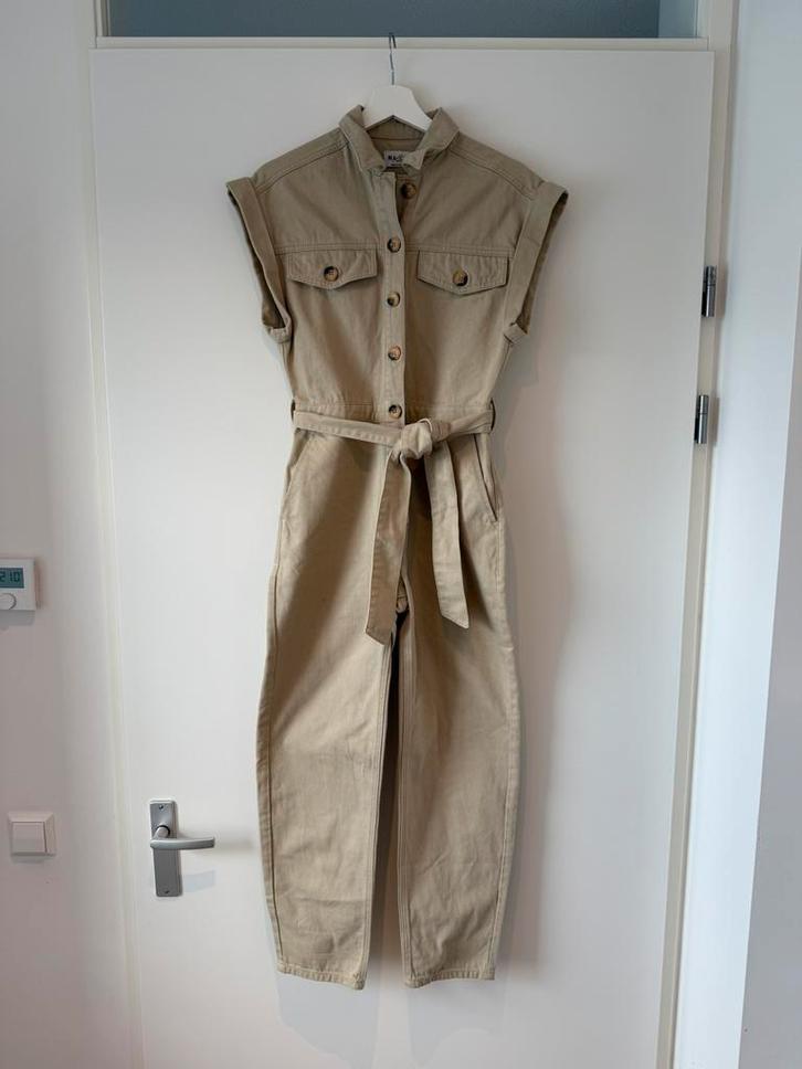 Jumpsuit NA-KD Maat 34 / XS, Kleding | Dames, Jumpsuits, Zo goed als nieuw, Maat 34 (XS) of kleiner, Beige, Ophalen of Verzenden