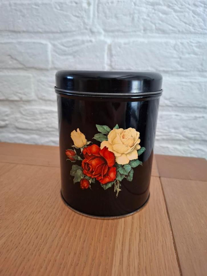 Vintage zwart IRA Denmark blik. Rozen. H 14,5 cm. Jaren 60., Verzamelen, Blikken, Zo goed als nieuw, Ophalen of Verzenden