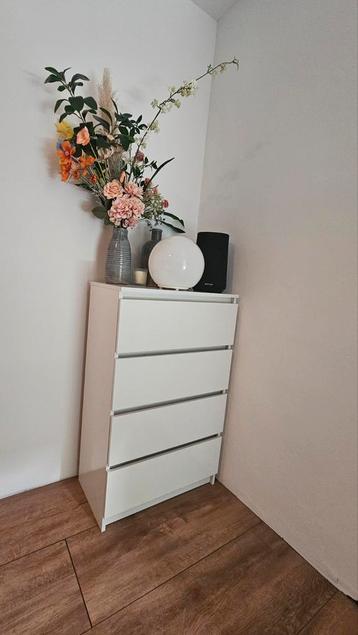 2 stuks, Witte ladekast – 4 lades – 98,5 cm hoog  beschikbaar voor biedingen