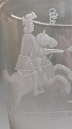 Antiek gegraveerd Boheems duelleerglas 2 ruiters met pistool, Antiek en Kunst, Ophalen of Verzenden