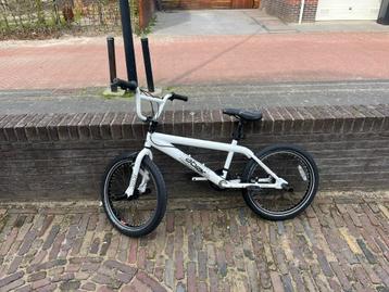 Mooie crossfiets voor jongste jeugd. beschikbaar voor biedingen