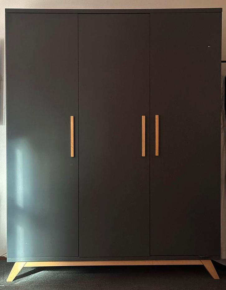Mooie Bopita kledingkast + Samsung 55” Smart TV – topstaat, Huis en Inrichting, Kasten | Roldeurkasten en Archiefkasten, Zo goed als nieuw