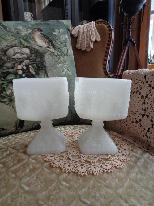 2 Melkglazen Opaline Bloempotjes op Voet ** Mimosa **, Antiek en Kunst, Antiek | Glas en Kristal, Ophalen of Verzenden