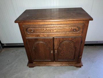 Mooi kastje met lade en deurtjes beschikbaar voor biedingen