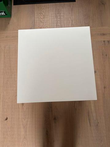 Witte bijzettafel - Vierkant beschikbaar voor biedingen