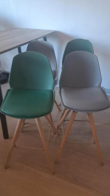 4 Barstoelen: 2x Grijs, 2x Groen beschikbaar voor biedingen