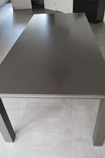Te koop eettafel Gelderland van Jan de Bouvrie beschikbaar voor biedingen