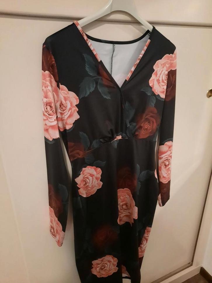 Mooie dames jurk - Maat M, Kleding | Dames, Jurken, Zo goed als nieuw, Maat 38/40 (M), Zwart, Knielengte, Ophalen of Verzenden
