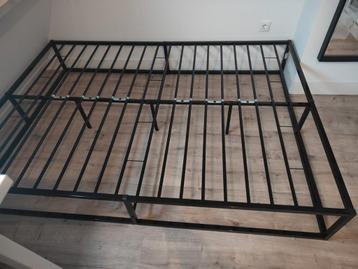 Zwart metalen bedframe 140x200 beschikbaar voor biedingen
