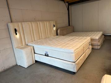 Luxe Boxspring 160x200 Teddy Taupe met Nachtkastjes beschikbaar voor biedingen