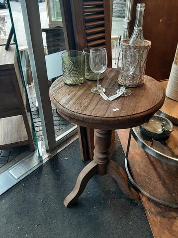 Robuuste oud teakhouten wijntafel / bijzettafel beschikbaar voor biedingen
