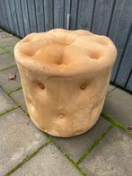 Elegante okergele velvet poef, Huis en Inrichting, Ophalen, Minder dan 50 cm, Rond, Zo goed als nieuw