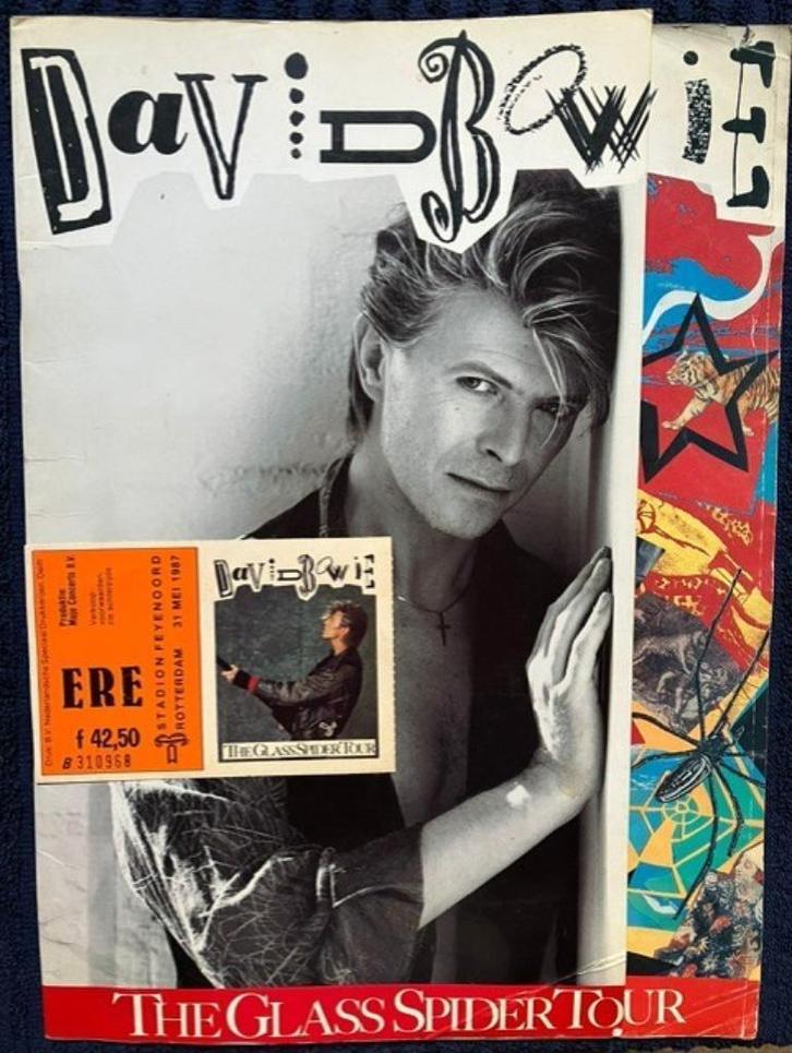 David Bowie The Glass Spider Tour tourboek & concertkaartje, Boeken, Muziek, Gelezen, Artiest, Ophalen of Verzenden