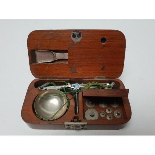 # diamant - goud weegschaaltje in houten kistje, Ophalen of Verzenden