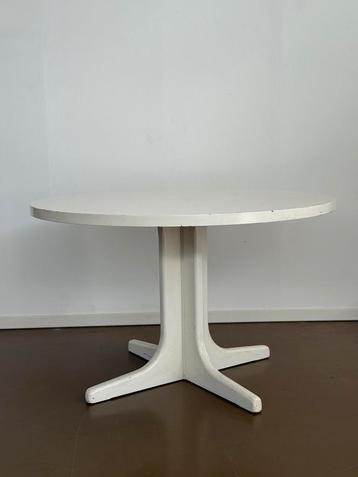 Vintage houten ronde tafel beschikbaar voor biedingen
