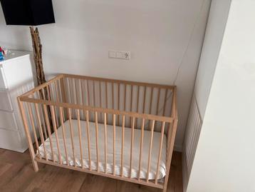 Ledikantje met matras beschikbaar voor biedingen
