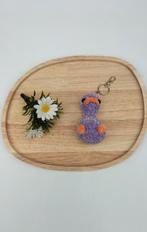 Gloednieuwe gehaakte gekke eend sleutelhanger paars handmade, Verzenden, Nieuw